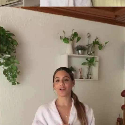Clienta en bata blanca sonriendo en Organic Spa