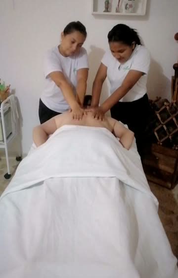 Dos terapeutas de Organic Spa dando un masaje a cuatro manos