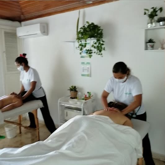 Dos camillas en la cabina de Organic Spa con terapeutas dando masaje