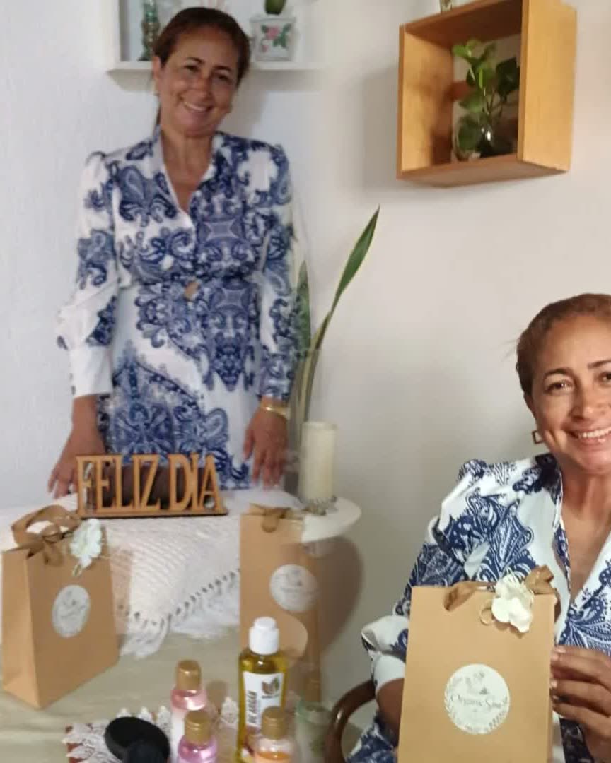 Dos señoras sonrientes con sus bolsas de regalo kraft de Organic Spa